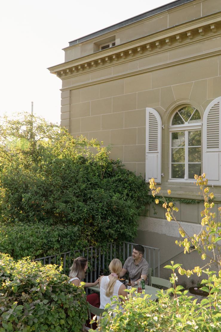 Gemütliches Zusammensitzen auf der Terrasse